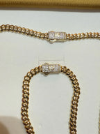 Conjunto de cadena y pulsera tipo cubana en oro con broche decorado con circonias brillantes