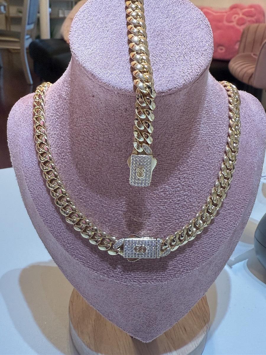 Set de cadena y pulsera de oro estilo cubano con broche de circonias en exhibidor