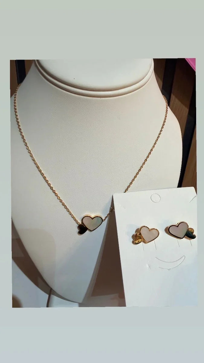 Set de collar y aretes dorados con corazones de nácar, joyería elegante para mujer