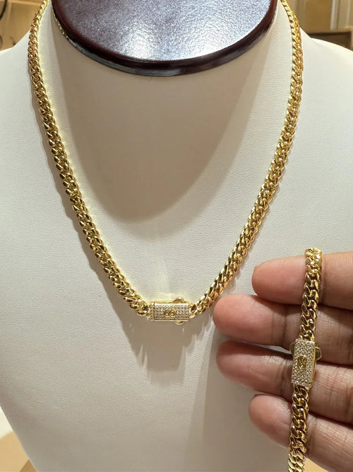 Set de cadena y pulsera de oro con cierre de zirconias, joyería para hombre elegante