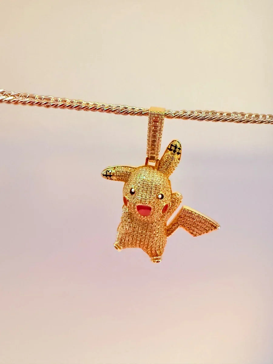 Dije dorado de Pikachu con brillantes en una cadena tipo cuerda, fondo neutro.