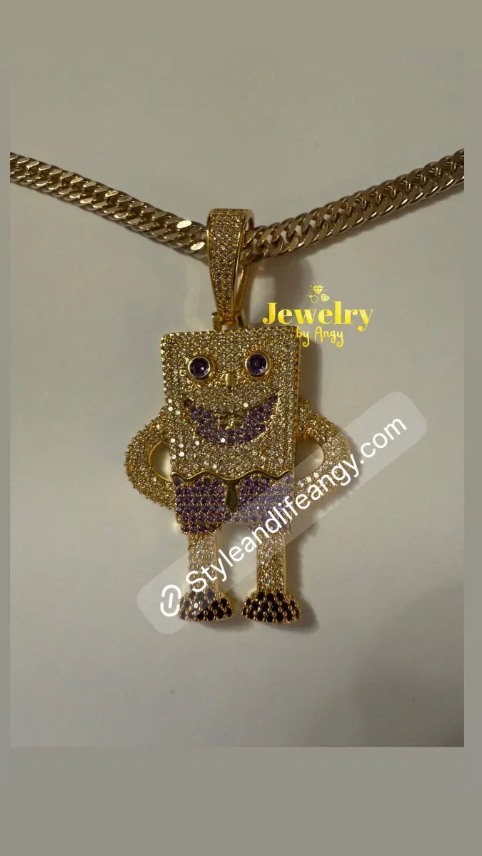 Colgante de oro en forma de personaje sonriente con circonias moradas y cadena gruesa