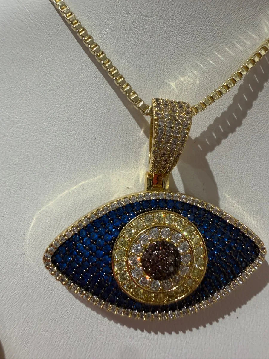 Collar de oro con dije de ojo turco azul y circonias, joyería elegante para protección.