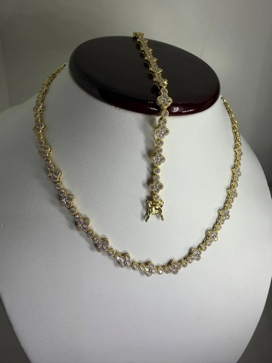 Conjunto de collar y pulsera dorados con incrustaciones de circonias, diseño elegante.