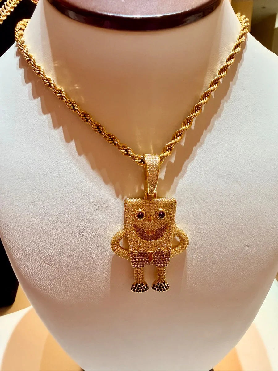Collar de oro con dije de personaje sonriente decorado con circonias, exhibido en busto.