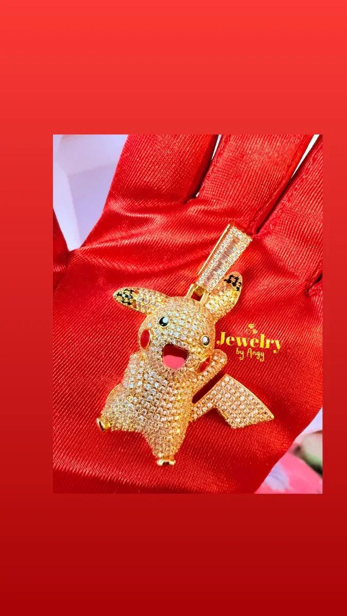 Colgante dorado de Pikachu con incrustaciones brillantes, mostrado sobre un guante rojo.