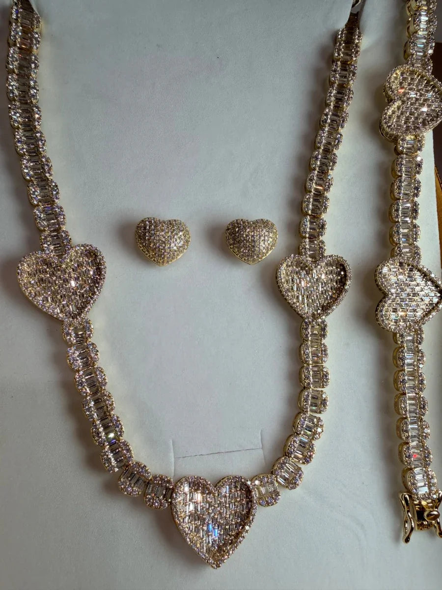 Juego de joyería dorada con collar, pulsera y aretes, diseño de corazones con incrustaciones brillantes