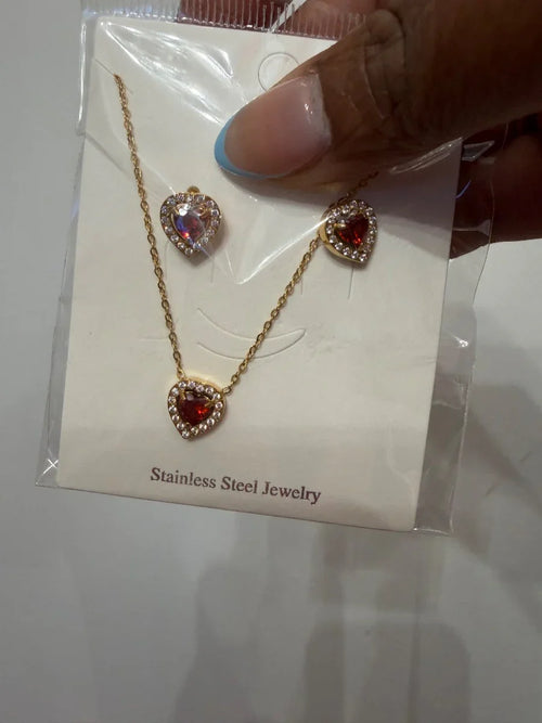 Conjunto de collar y aretes de acero inoxidable con dijes de corazón rojo y circonias.