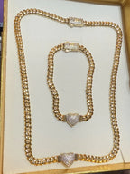 Conjunto de cadena y pulsera de oro con dijes de corazón brillante y cierre decorativo