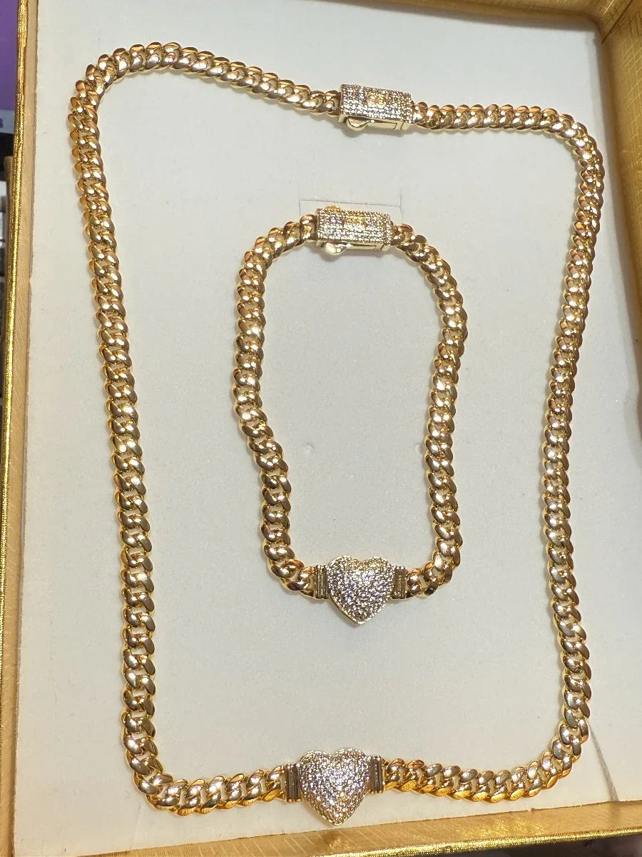 Conjunto de cadena y pulsera de oro con dijes de corazón brillante y cierre decorativo