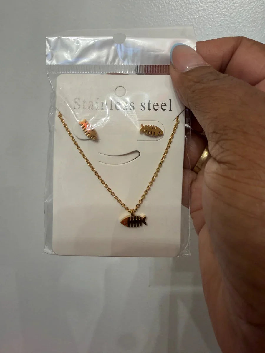 Juego de collar y aretes de acero inoxidable dorado con diseño de espina de pez.