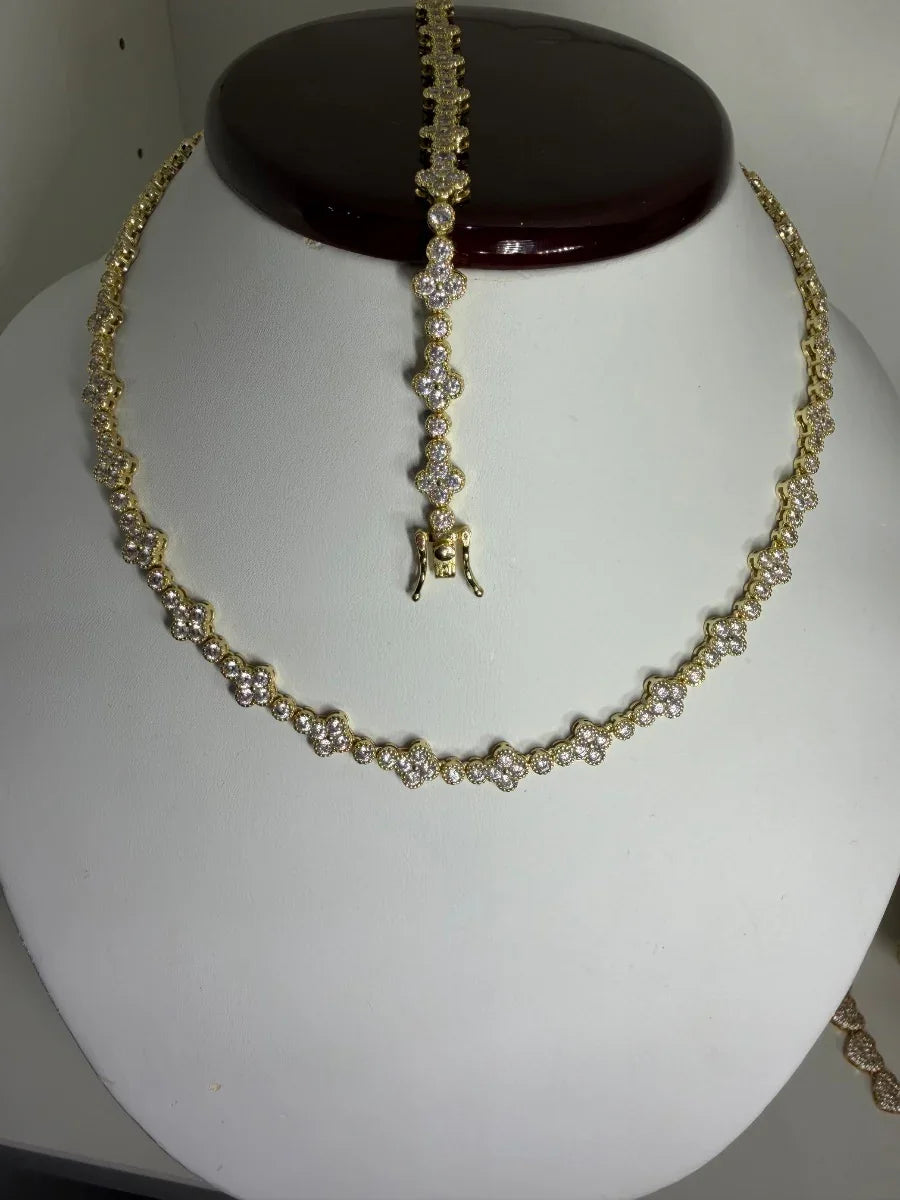 Collar y pulsera de oro con diseño floral y circonias brillantes para mujer